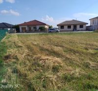 SENEC - NA PREDAJ exkluzívny stavebný pozemok pre rodinné domy - JUŽNÁ - Pozemky - bývanie v Senci, trávnatá plocha s výhľadom na rodinné domy.