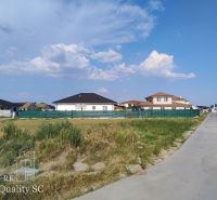 SENEC - NA PREDAJ exkluzívny stavebný pozemok pre rodinné domy - JUŽNÁ - Pozemky na bývanie v Senci s výhľadom na rodinné domy a oblohu.