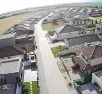 SENEC - NA PREDAJ exkluzívny stavebný pozemok pre rodinné domy - JUŽNÁ - Letecký pohľad na rezidenčnú štvrť a okolité pozemky na bývanie v Senci.