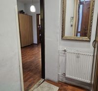 REZERVOVANÉ - NOVÁ CENA - Okr. Senec - TUREŇ - EXKLUZÍVNE NA PREDAJ ro - Interiér Rodinného domu s podlahou s dreveným dekorom, zrkadlom a osvetlením.