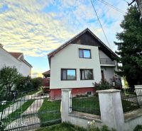 REZERVOVANÉ - NOVÁ CENA - Okr. Senec - TUREŇ - EXKLUZÍVNE NA PREDAJ ro - Rodinný dom v Tureň na ulici Tureň obklopený záhradou a modrou oblohou.
