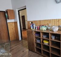 REZERVOVANÉ - NOVÁ CENA - Okr. Senec - TUREŇ - EXKLUZÍVNE NA PREDAJ ro - Kuchyňa v Rodinnom dome s podlahou s dreveným dekorom a úložnými regálmi.