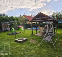 REZERVOVANÉ - NOVÁ CENA - Okr. Senec - TUREŇ - EXKLUZÍVNE NA PREDAJ ro - Záhrada rodinného domu na ulici Tureň v Tureni s altánkom, hojdačkou a detským ihriskom.