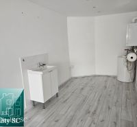 REZERVOVANÉ - SENEC – obchodný priestor - kancelária - salón, na Lichn - Biela miestnosť s umývadlom, bojlerom a podlahou s dreveným dekorom v obchodných priestoroch.