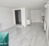 REZERVOVANÉ - SENEC – obchodný priestor - kancelária - salón, na Lichn - Interiér s podlahou s dreveným dekorom a klimatizáciou v obchodných priestoroch.