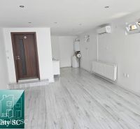 REZERVOVANÉ - SENEC – obchodný priestor - kancelária - salón, na Lichn - Biele steny, podlaha s dreveným dekorom a klimatizácia charakterizujú obchodné priestory.