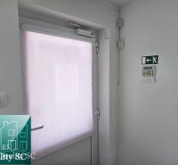REZERVOVANÉ - SENEC – obchodný priestor - kancelária - salón, na Lichn - Biele dvere s roletou a núdzovým východom v obchodných priestoroch.