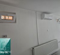 REZERVOVANÉ - SENEC – obchodný priestor - kancelária - salón, na Lichn - Obchodné priestory s bielymi stenami, klimatizáciou a radiátorom.
