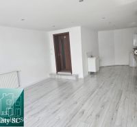 REZERVOVANÉ - SENEC – obchodný priestor - kancelária - salón, na Lichn - Obchodné priestory s bielymi stenami a podlahou s dreveným dekorom.