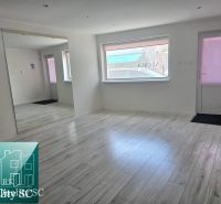 REZERVOVANÉ - SENEC – obchodný priestor - kancelária - salón, na Lichn - Obchodné priestory s podlahou s dreveným dekorom, zrkadlom a oknami.