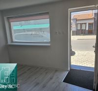 REZERVOVANÉ - SENEC – obchodný priestor - kancelária - salón, na Lichn - Obchodné priestory s podlahou s dreveným dekorom, výhľad na Lichnerovu ulicu v Senci.