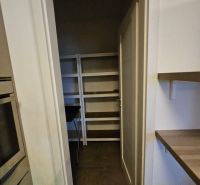 SENEC – NA PREDAJ - Novostavba, 4. izbový rodinný dom s parkovaním pre - Dvere vedúce do malej miestnosti so vstavanými policami v rodinnom dome.