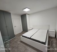 SENEC – NA PREDAJ - Novostavba, 4. izbový rodinný dom s parkovaním pre - Spálňa v rodinnom dome so šedými skriňami a bielym nábytkom.