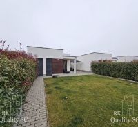SENEC – NA PREDAJ - Novostavba, 4. izbový rodinný dom s parkovaním pre - Rodinný dom na Tulipánovej ulici v Senci so záhradou a záhradným chodníkom.