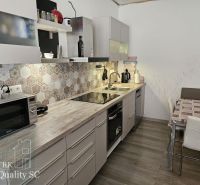 Okres Trnava- obec Pavlice – nehnuteľnosť s potenciálom - 4 izb. RD v  - Kuchyňa v rodinnom dome s podlahou s dreveným dekorom a dekoratívnym obkladom.