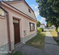 Okres Trnava- obec Pavlice – nehnuteľnosť s potenciálom - 4 izb. RD v  - Vidno rodinný dom v obci Pavlice, s omietkou svetlej farby pri chodníku.