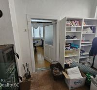 Okres Trnava- obec Pavlice – nehnuteľnosť s potenciálom - 4 izb. RD v  - Interiér rodinného domu s bielou policou, kachľami a pohľadom do ďalšej miestnosti.