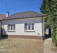 Senec - EXKLUZÍVNE NA PREDAJ - 4 izbový RD v blízkosti Slnečných jazie - Rodinný dom na Rybárskej ulici v Senci s bielou fasádou a šikmou strechou.