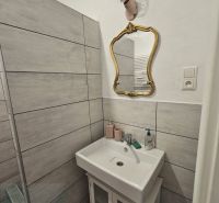 Senec - EXKLUZÍVNE NA PREDAJ - 4 izbový RD v blízkosti Slnečných jazie - Kúpeľňa v rodinnom dome so zrkadlom, umývadlom a dlažbou so šedým dekorom.