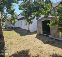 Senec - EXKLUZÍVNE NA PREDAJ - 4 izbový RD v blízkosti Slnečných jazie - Záhrada rodinného domu na Rybárskej ulici v Senci so stromami a záhradným domčekom.