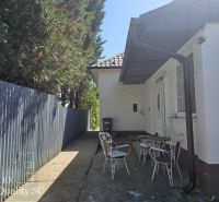 Senec - EXKLUZÍVNE NA PREDAJ - 4 izbový RD v blízkosti Slnečných jazie - Rodinný dom na Rybárskej ulici v Senci s kovovým plotom a záhradným nábytkom.