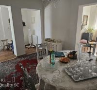 Senec - EXKLUZÍVNE NA PREDAJ - 4 izbový RD v blízkosti Slnečných jazie - Interiér rodinného domu s jedálenským stolom, ovocím a podlahou s dreveným dekorom.