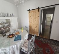 Senec - EXKLUZÍVNE NA PREDAJ - 4 izbový RD v blízkosti Slnečných jazie - Jedáleň v rodinnom dome s drevenými posuvnými dverami a dekoratívnym porcelánom.