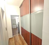 Senec - EXKLUZÍVNE NA PREDAJ - 4 izbový RD v blízkosti Slnečných jazie - Chodba v rodinnom dome s posuvnými skriňami a podlahou s dreveným dekorom.