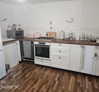 Senec - EXKLUZÍVNE NA PREDAJ - 4 izbový RD v blízkosti Slnečných jazie - Kuchyňa v rodinnom dome s bielymi skrinkami a podlahou s dreveným dekorom.