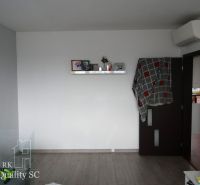 REZERVOVANÉ - SENEC - EXKLUZÍVNE NA PREDAJ - kompletne zariadený a kli - Izba v 3-izbovom byte s podlahou s dreveným dekorom, poličkou a dverami.