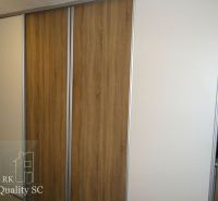 REZERVOVANÉ - SENEC - EXKLUZÍVNE NA PREDAJ - kompletne zariadený a kli - Vstavaná skriňa s posuvnými dverami v 3-izbovom byte, s dekorom dreva.