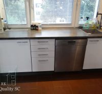 REZERVOVANÉ - SENEC - EXKLUZÍVNE NA PREDAJ - kompletne zariadený a kli - Kuchynská linka v 3-izbovom byte s bielymi skrinkami a nerezovou umývačkou.