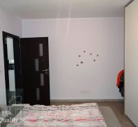REZERVOVANÉ - SENEC - EXKLUZÍVNE NA PREDAJ - kompletne zariadený a kli - Spálňa v 3-izbovom byte s dekoratívnymi motýľmi na stene a posuvnou skriňou.