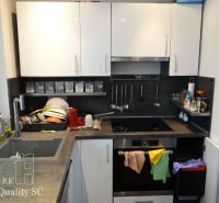 REZERVOVANÉ - SENEC - EXKLUZÍVNE NA PREDAJ - kompletne zariadený a kli - Kuchyňa v 3-izbovom byte s bielymi skrinkami a umývačkou riadu.