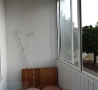 REZERVOVANÉ - SENEC - EXKLUZÍVNE NA PREDAJ - kompletne zariadený a kli - Zasklený balkón s dvomi stoličkami a oknom v 3-izbovom byte.