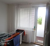 REZERVOVANÉ - SENEC - EXKLUZÍVNE NA PREDAJ - kompletne zariadený a kli - V 3-izbovom byte sú balkónové dvere, sušiak na prádlo a podlaha s dreveným dekorom.
