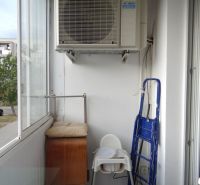 REZERVOVANÉ - SENEC - EXKLUZÍVNE NA PREDAJ - kompletne zariadený a kli - Balkón s klimatizáciou a vybavením v 3-izbovom byte.