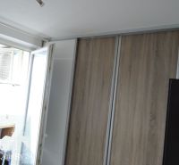 REZERVOVANÉ - SENEC - EXKLUZÍVNE NA PREDAJ - kompletne zariadený a kli - Vstavaná skriňa s dreveným dekorom v 3-izbovom byte.