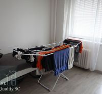 REZERVOVANÉ - SENEC - EXKLUZÍVNE NA PREDAJ - kompletne zariadený a kli - V 3-izbovom byte sa nachádza sušička bielizne na podlahe s dreveným dekorom.