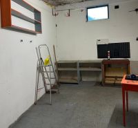 PREDAJ - Garáž na s pozemkom na Pionierskej ulici  - Garáže s rebríkom, regálmi a montážnym stolom na Pionierskej, Bratislava - Nové Mesto.