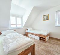 VÝRAZNÁ ZĽAVA novostavba s viacerými bytovými jednotkami - Na ulici Trnava sa nachádza svetlá izba v rodinnom dome s dvoma posteľami.