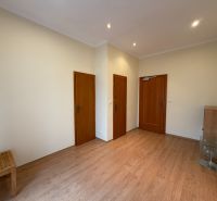 Prenájom prestížnej kancelárie 38 m2 v centre Piešťan - Kancelária s podlahou s dreveným dekorom, bledými stenami a dverami.