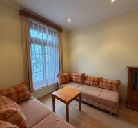 Prenájom prestížnej kancelárie 38 m2 v centre Piešťan - Kancelárie s pohodlnými sedačkami a podlahou s dreveným dekorom.