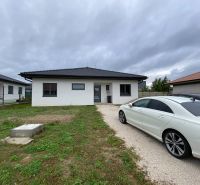 4 iz bungalov s terasou v Piešťanoch a okolí - STAVIAME - Rodinný dom na Fínskej ulici v Piešťanoch s parkovaním na štrkovom povrchu.