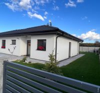 4 iz bungalov s terasou v Piešťanoch a okolí - STAVIAME - Rodinný dom na Fínskej ulici v Piešťanoch s upravenou záhradou a garážou.