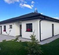 4 iz bungalov s terasou v Piešťanoch a okolí - STAVIAME - Rodinný dom na Fínskej ulici v Piešťanoch s priľahlým dvorom a parkovacím priestorom.