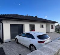 4 iz bungalov s terasou v Piešťanoch a okolí - STAVIAME - Rodinný dom na Fínskej ulici v Piešťanoch so zaparkovaným autom na spevnenej ploche.