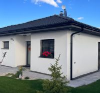 4 iz bungalov s terasou v Piešťanoch a okolí - STAVIAME - Rodinný dom na Fínskej ulici v Piešťanoch s upravenou záhradou a dlažbou.