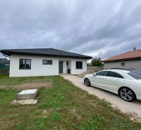4 iz bungalov s terasou v Piešťanoch a okolí - STAVIAME - Rodinný dom na Fínskej ulici v Piešťanoch s dvoma autami na príjazdovej ceste.