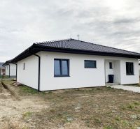 4 iz bungalov s terasou v Piešťanoch a okolí - STAVIAME - Biely rodinný dom na Fínskej ulici v Piešťanoch s okolitou zeleňou a oblohou.